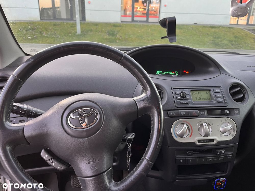 Toyota Yaris 1.3 - 14