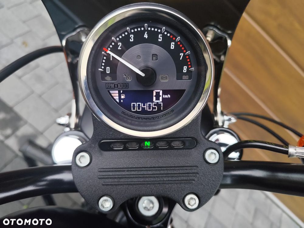 Harley-Davidson Sportster Iron 883 - 24