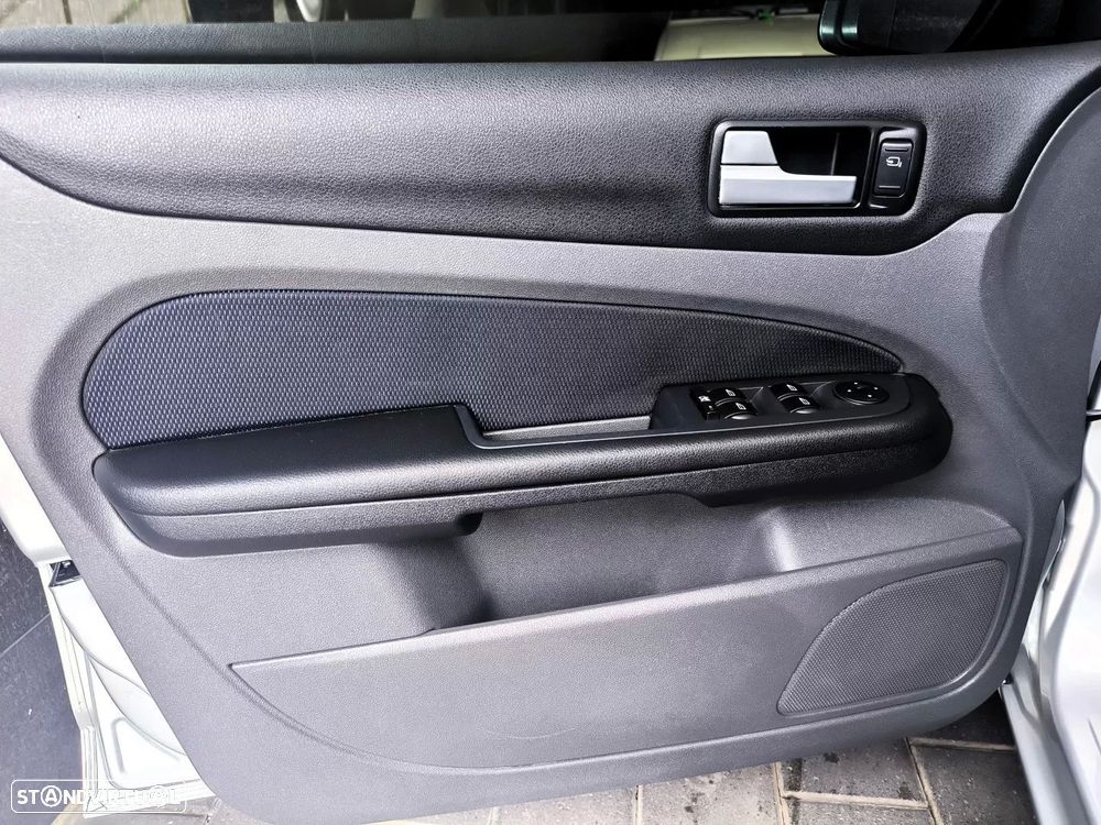 Ford Focus 1.6 TDCi Ghia - 32