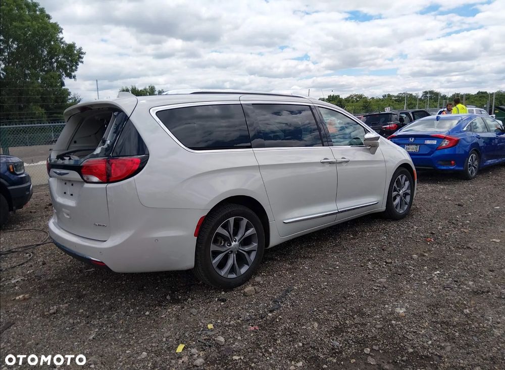 Chrysler Pacifica - 3