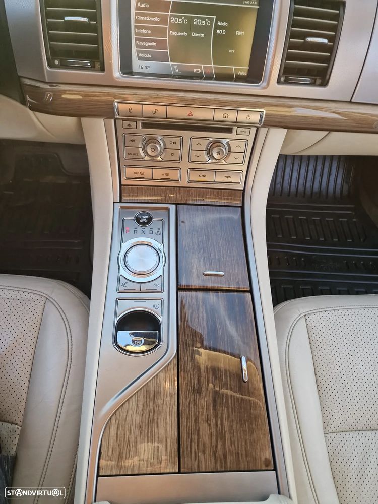 Jaguar XF 4.2 V8 Premium Luxury - 7
