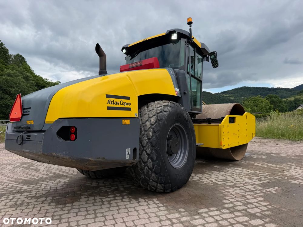 Atlas Copco DYNAPAC CA3500D Walec Drogowy Terenowy Guma-Stal. 12 ton. Import Norwegia 2015rok. Maszyna w pięknym stanie! Wentylacja Klima. Serwisy w Dekra AKTUALNE. Zero zniszczeń IGŁA Po serwisach eksploatacyjnych w Norwegii. Walec z Upadłości od pierwszego właściciela. Posiada system przeciwpożarowy! Obrotowy fotel wraz ze sterowaniem. Gniazdo 230volt. Dokumenty Dekra! Silnik Cummins 140Km. Nagłośnienie radio na pilot! Usb. Zero luzów i wycieków! - 30