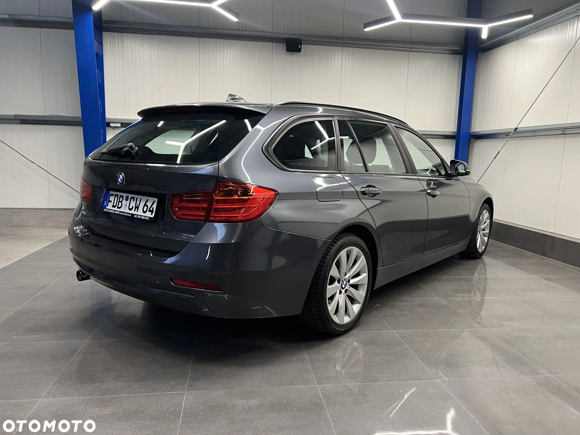BMW Seria 3 318d DPF Touring - 11