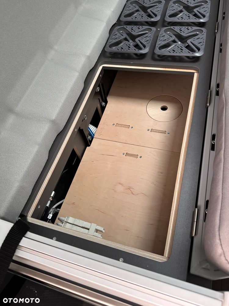 Półka na zbiornik wody do VW Grand California 600