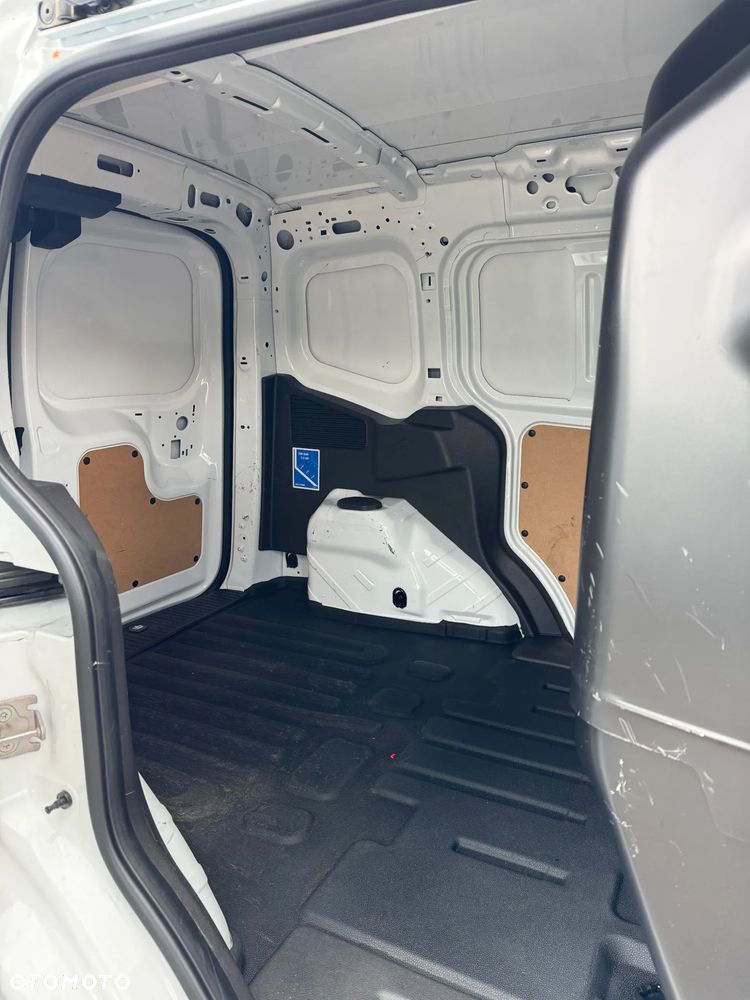 Ford Transit Courier - 12
