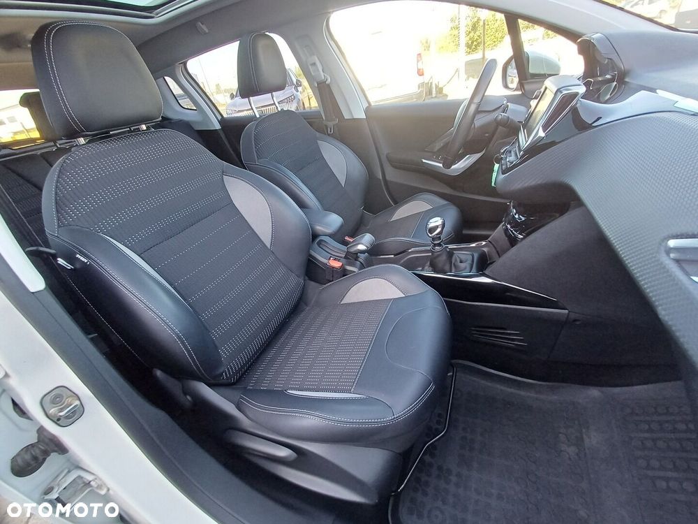 Peugeot 2008 1.2 Pure Tech Allure S&S - 15