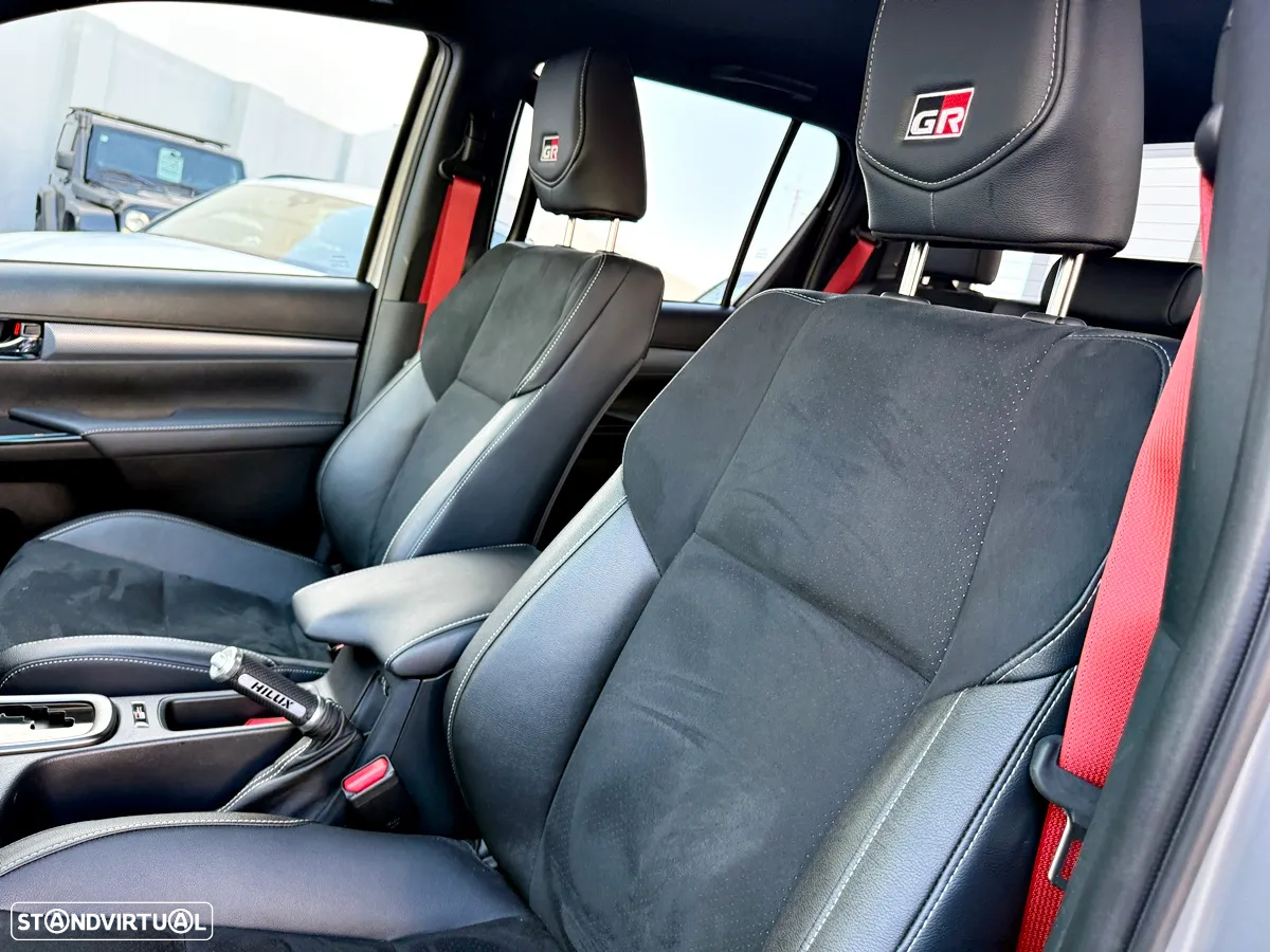 Toyota Hilux 2.8 D-4D 4WD GR Sport - 23