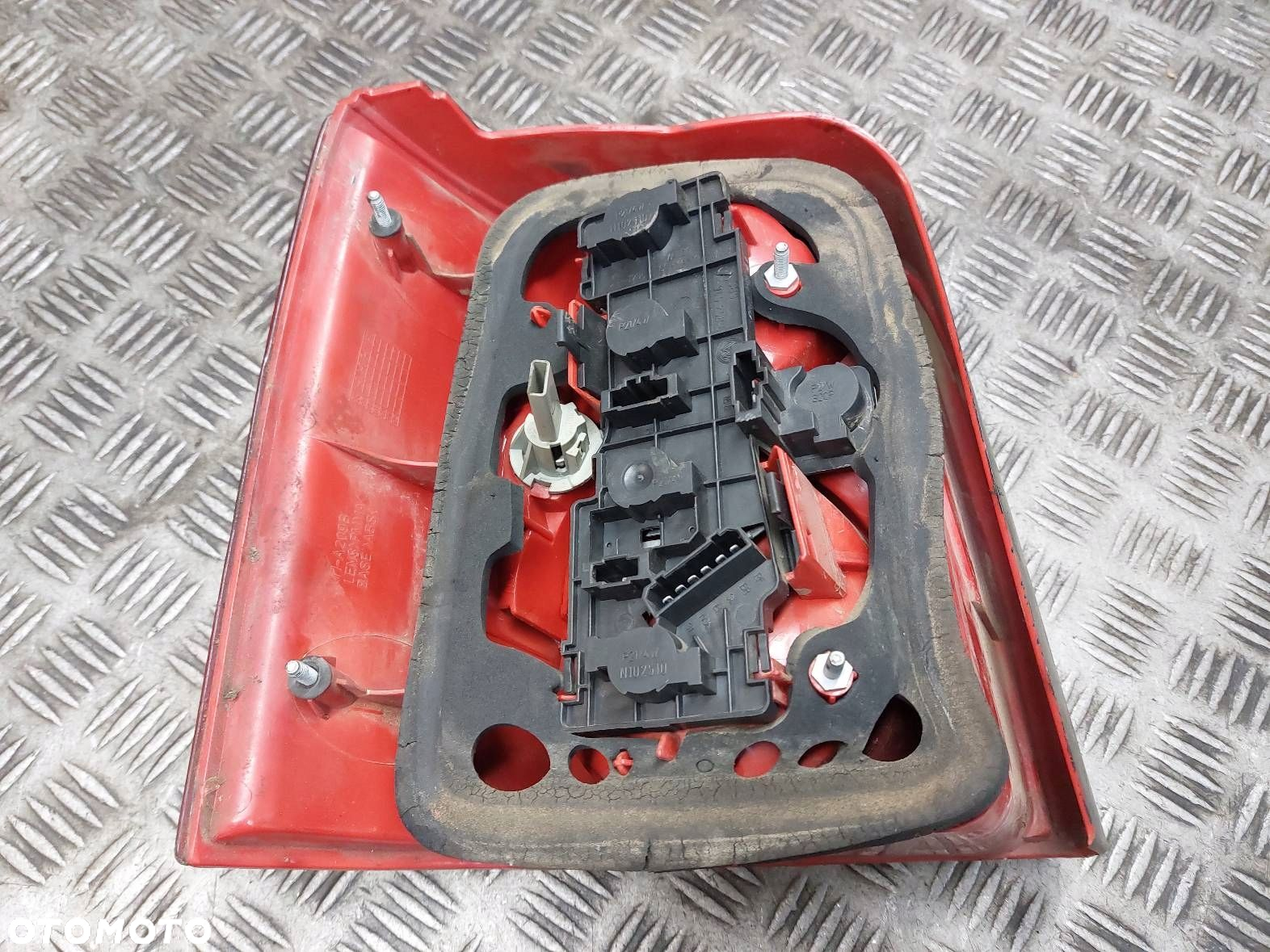 LAMPA PRAWY TYŁ VOLKSWAGEN PASSAT B5 FL TYC - 4