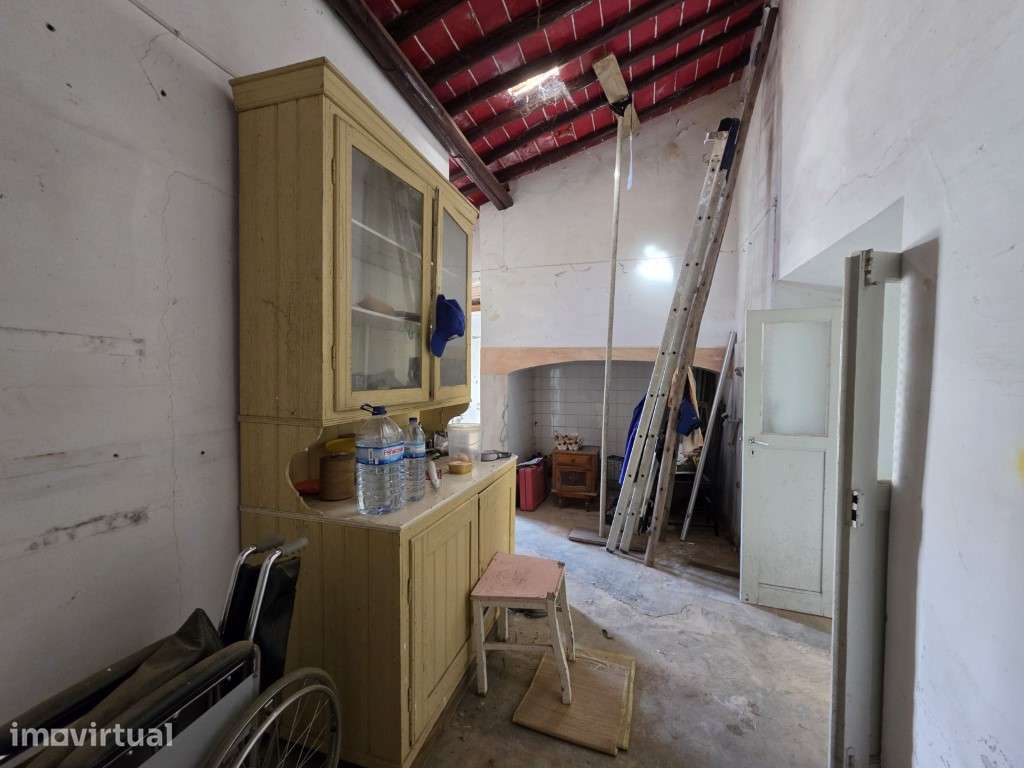Duas Moradias para Recuperar com 1.766 m² de Terreno - Grande imagem: 2/22