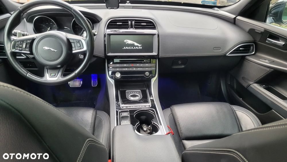 Jaguar XE 20d AWD R-Sport - 10