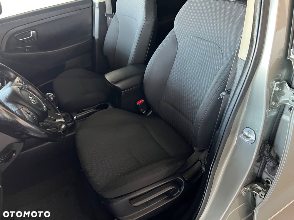Kia Carens - 12