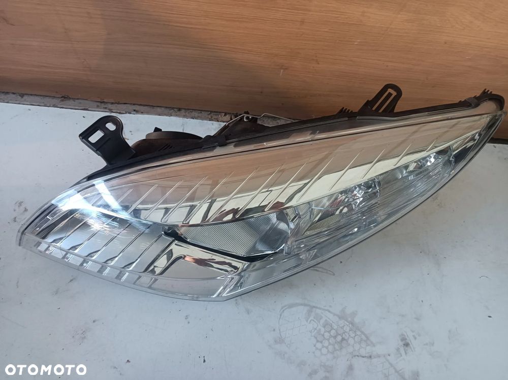 Lampa reflektor przód Renault Megane III 08- 260600017R - 3