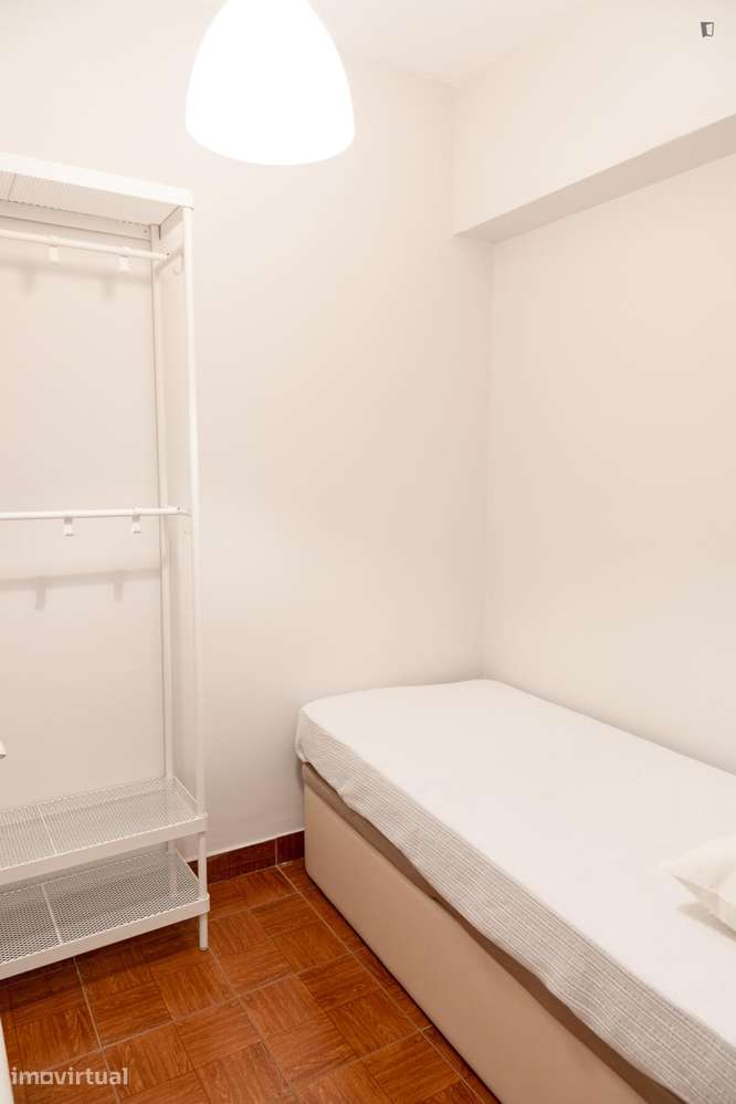 Quarto - localizado em Santa Marinha Porto - Grande imagem: 2/14