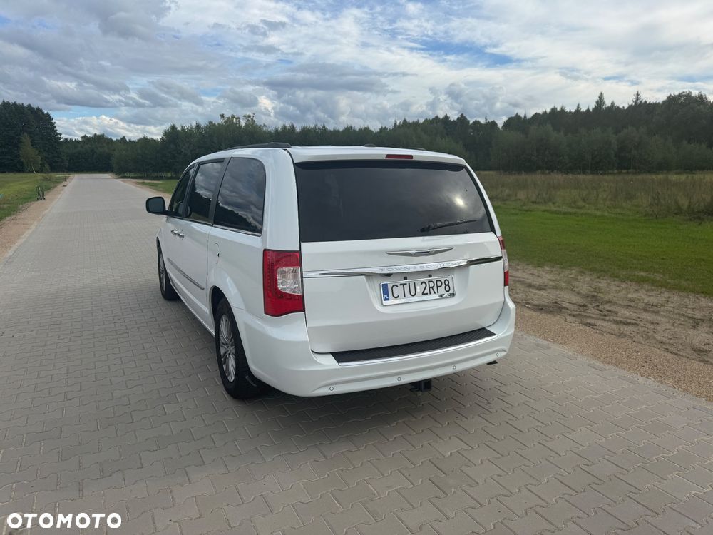 Chrysler Town & Country - 11