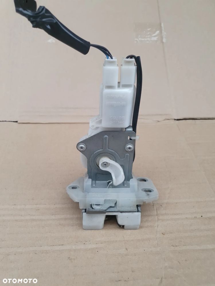 } SUZUKI SWIFT MK6 - ZAMEK KLAPY BAGAŻNIKA TYŁ