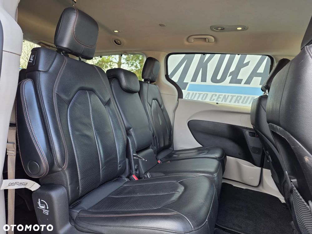 Chrysler Pacifica - 16