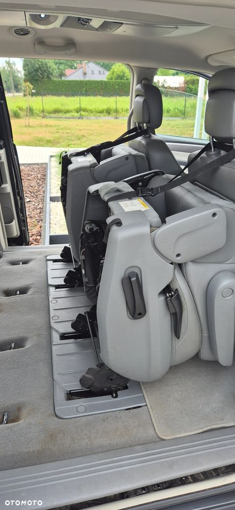 Volkswagen Routan - 11