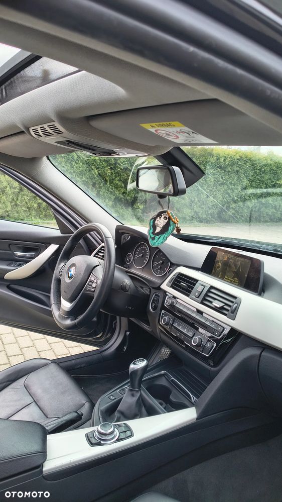 BMW Seria 3 320d xDrive Advantage - 13