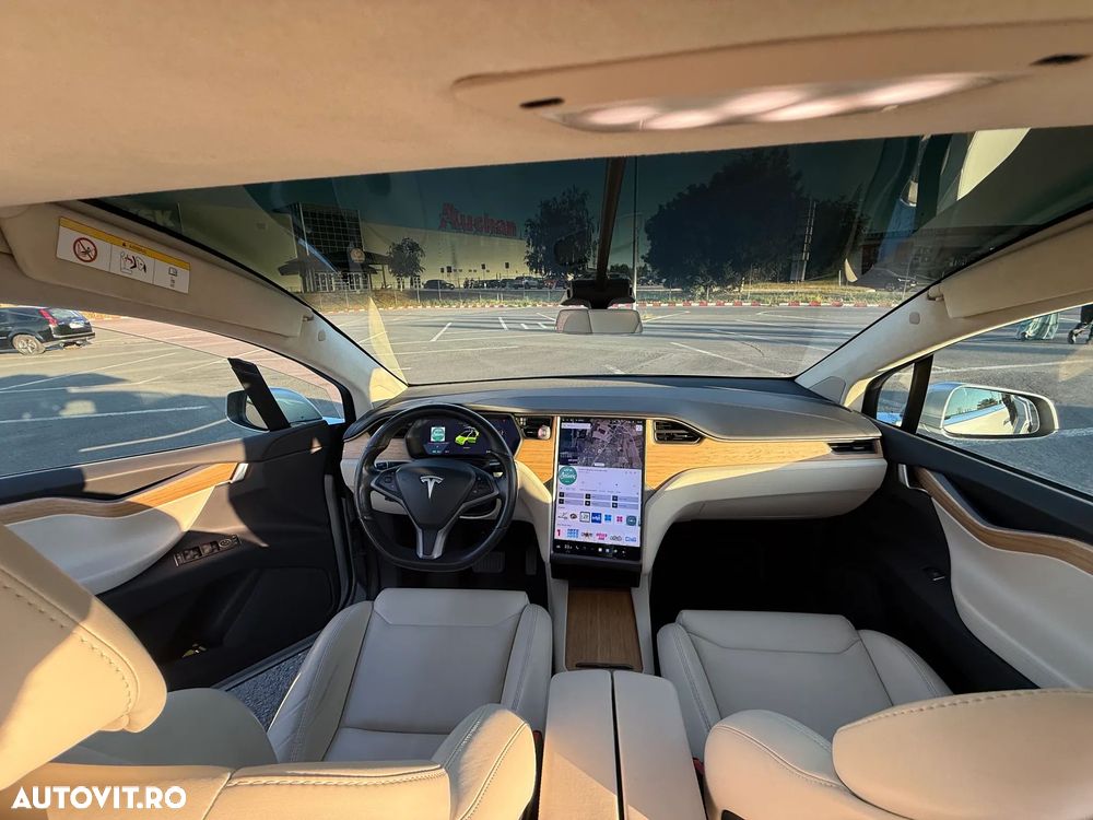 Tesla Model X - 21