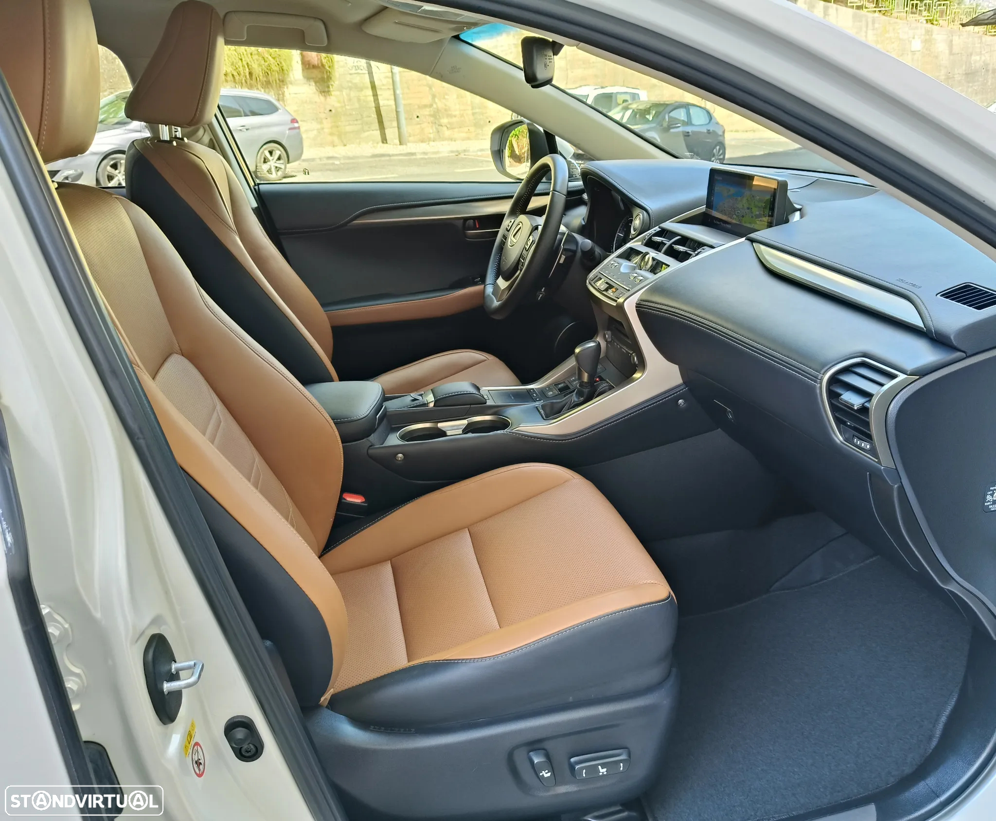 Lexus NX 300h Executive+ - 24