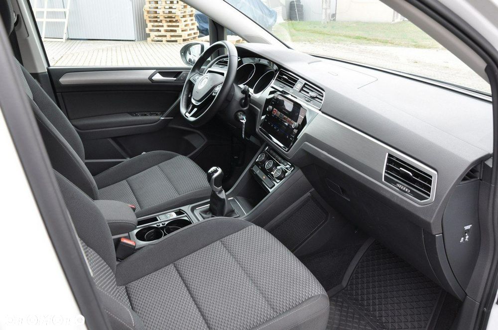 Volkswagen Touran - 25