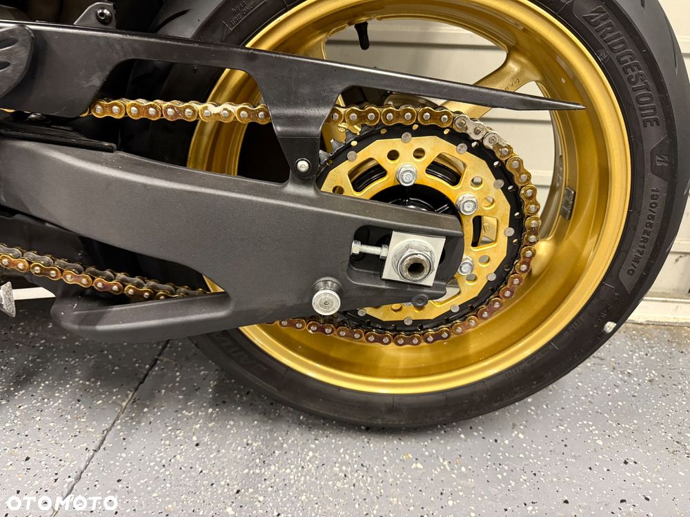 Yamaha R1 - 16