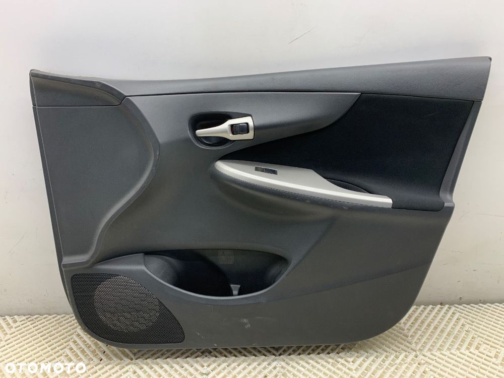 BOCZEK DRZWI PRAWY PRZÓD  TOYOTA COROLLA sedan (_E15_) 2006 - 2022 2.0 D-4D (ADE150) 93 kW [126 KM] - 1