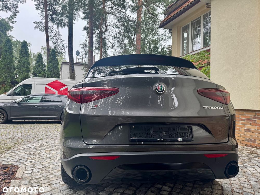 Alfa Romeo Stelvio 2.0 Turbo Veloce TI Q4 - 16