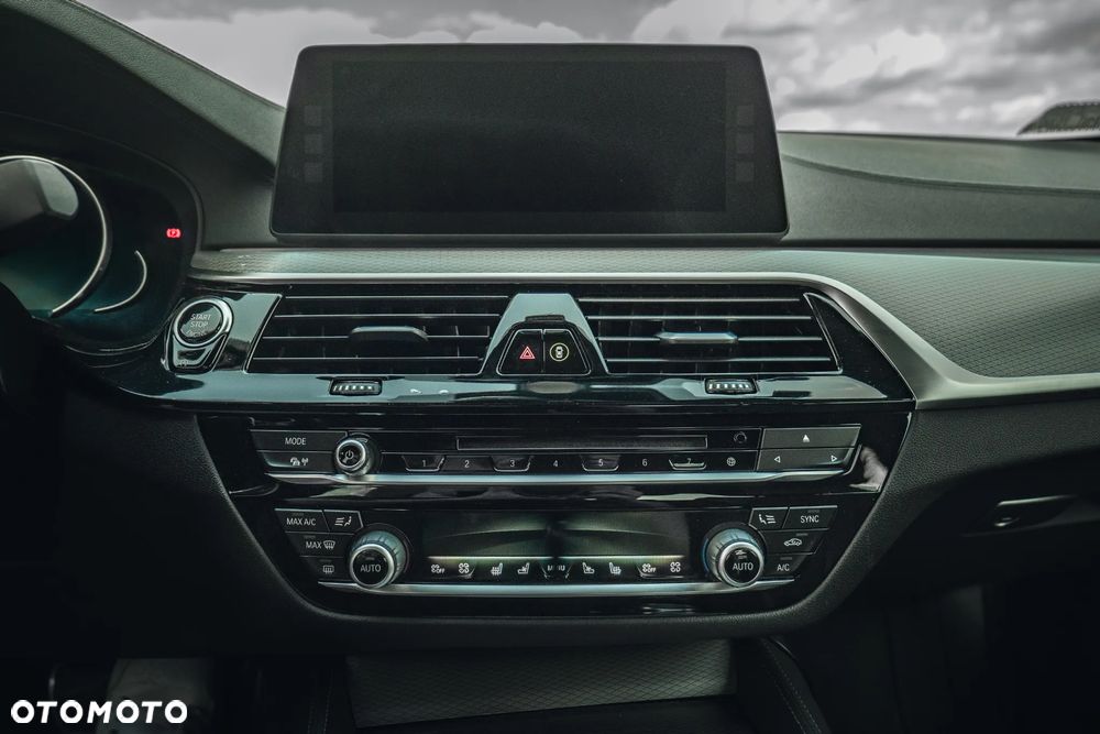 BMW Seria 5 530d xDrive - 28