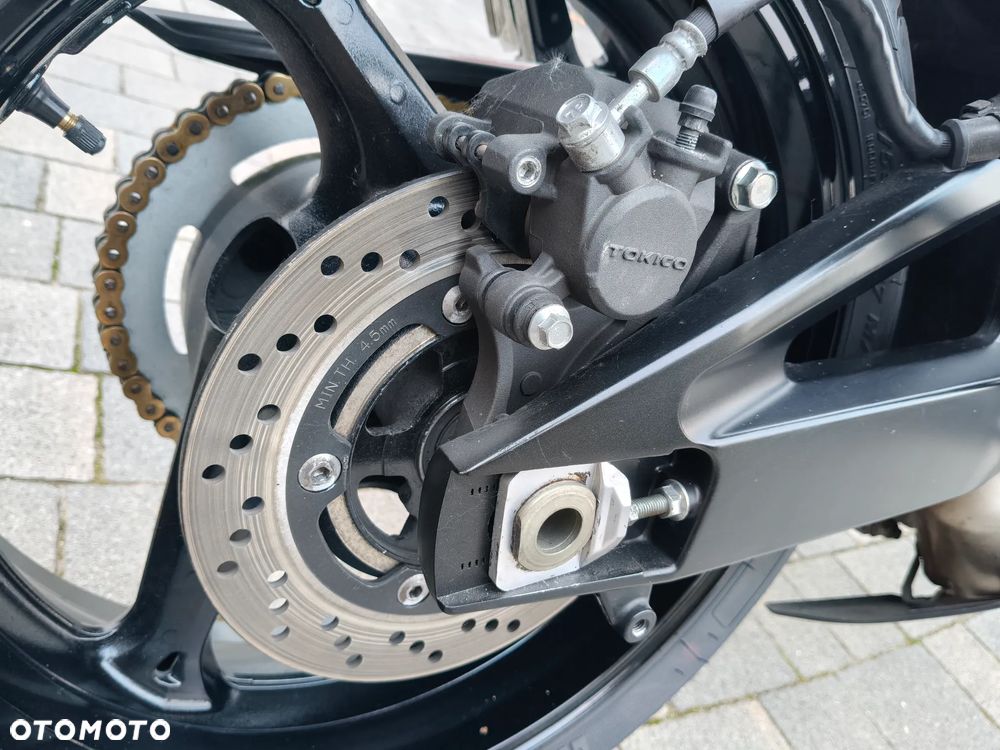Suzuki GSR - 21