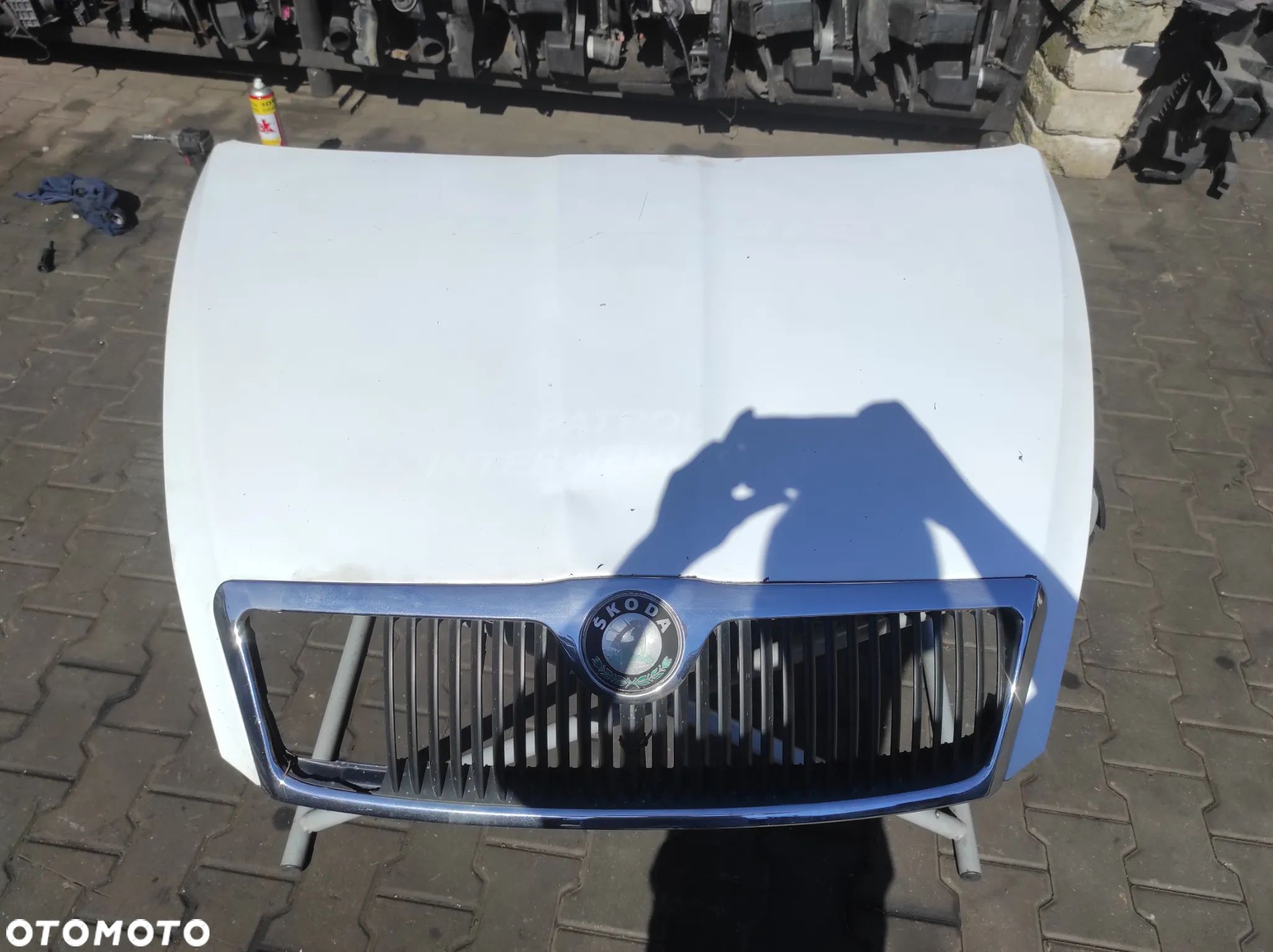 MASKA POKRYWA SILNIKA SKODA OCTAVIA 2 BIAŁA ATRAPA GRILL LOGO WYSYŁKA !!! - 1
