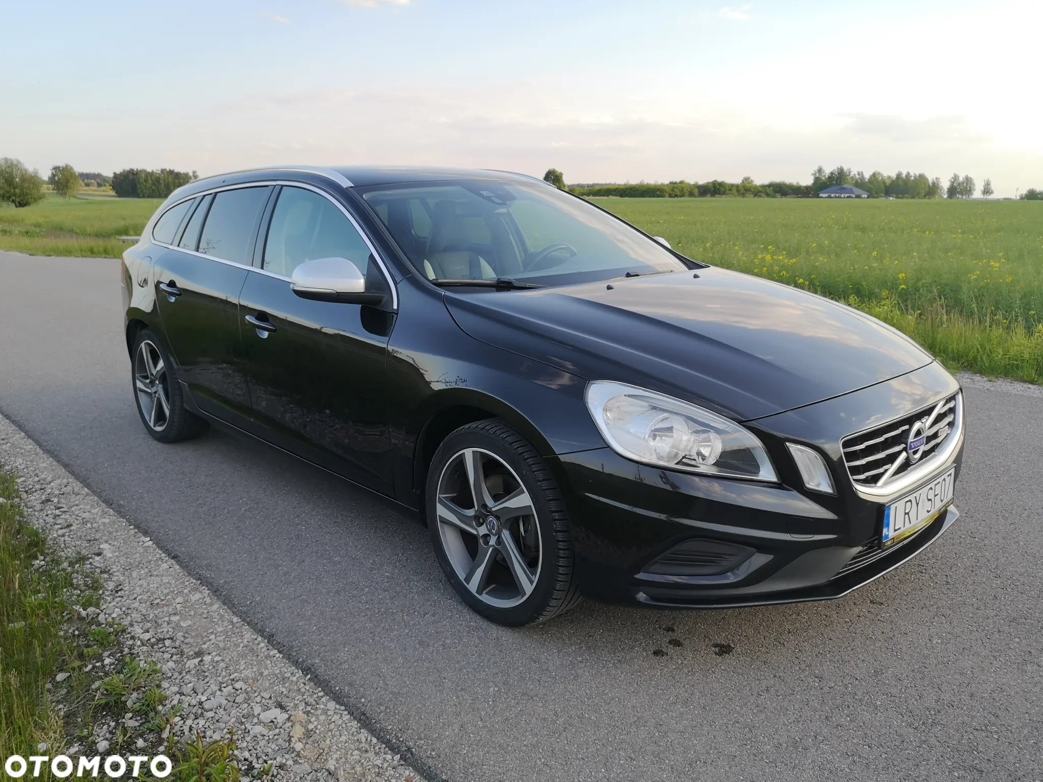 Volvo V60 T3 R-Design - 24