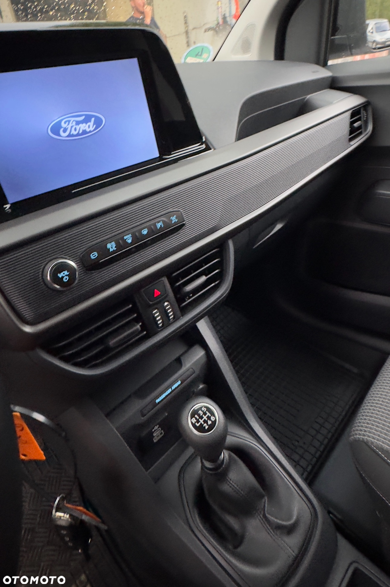 Ford Transit Courier - 13