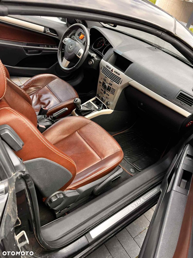 Opel Astra III GTC 1.8 Cosmo - 12