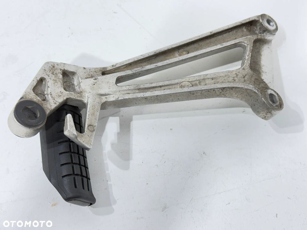 Podnóżek tył P honda CBR 125 JC39    07-11R - 4