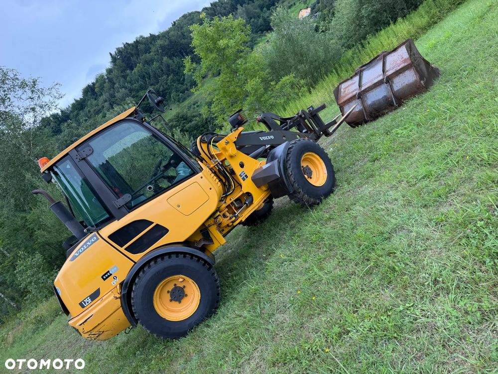 Volvo L25F Ładowarka Kołowa łamana 2015 rok. Jak Nowa! Oryginał łyżka i widły. Mocny silnik 4 cylindry. Zero luzów i wycieków. Aktualne Badania DEKRA BMWT. Wielka Okazja. Maszyna jak nowa z Salonu. 2600 mtg. Pochodzi z Norweskiego urzędu gminy. Dodatkowe linie Hydrauliczne. Szybka wolna Jazda Rewers Hydrostatic. Wersja Norwesk Mocne doświetlenie dodatkowe grzanie. kabina Ogrzewana wentylowana! Zmiana Osprzętu Hydrauliczna! pełne sterowanie z dżojstika! Opony jak Nowe. Podzespoły pomy suche, czytelne tabliczki! OKAZJA - 25