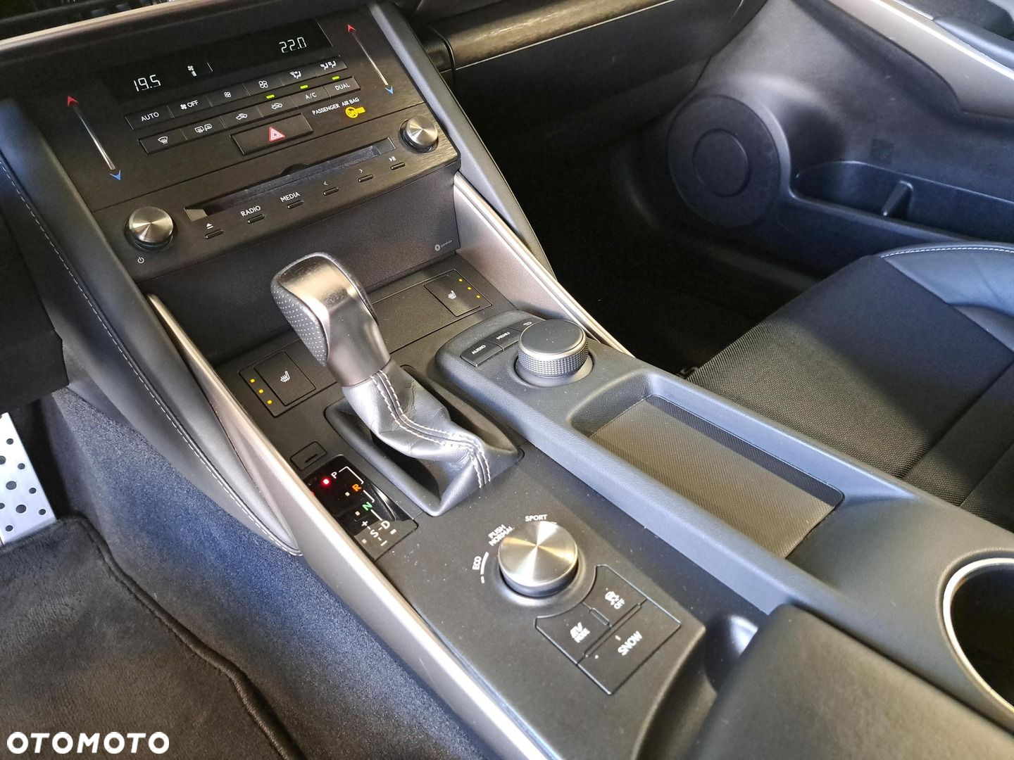 Lexus IS 300h F Sport Edition - 26