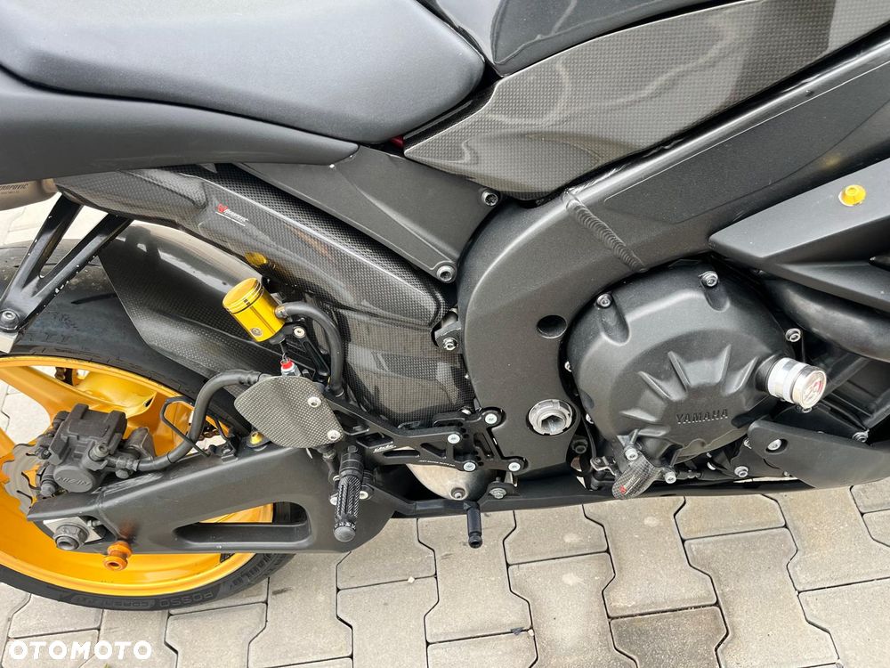 Yamaha R1 - 10