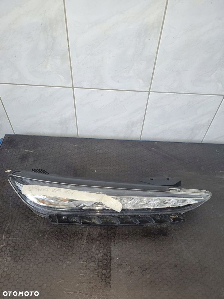 LAMPA PRAWY PRZÓD HYUNDAI KONA 92208-J90 - 2