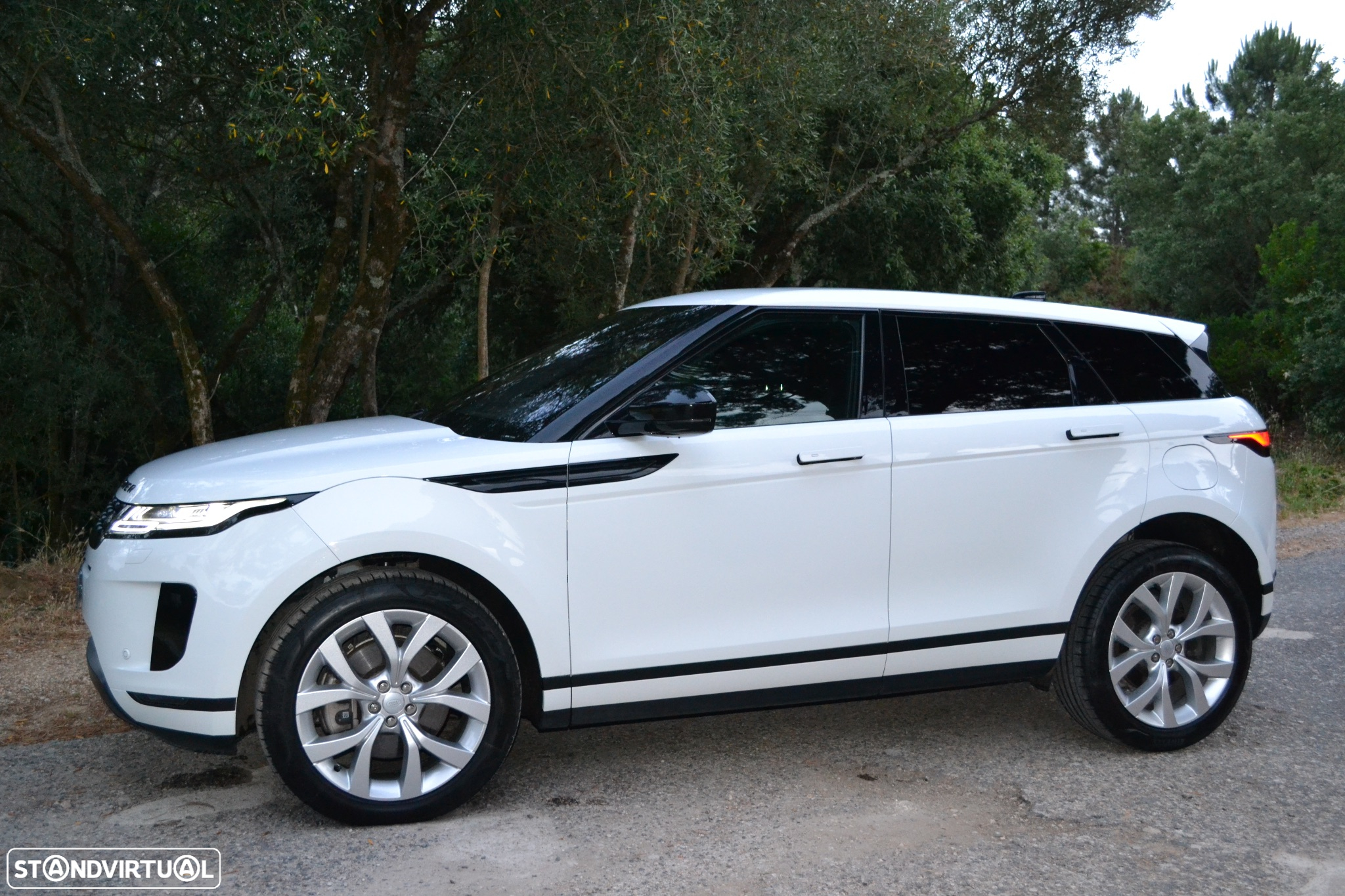Land Rover Range Rover Evoque 1.5 P300e AWD SE Auto - 2