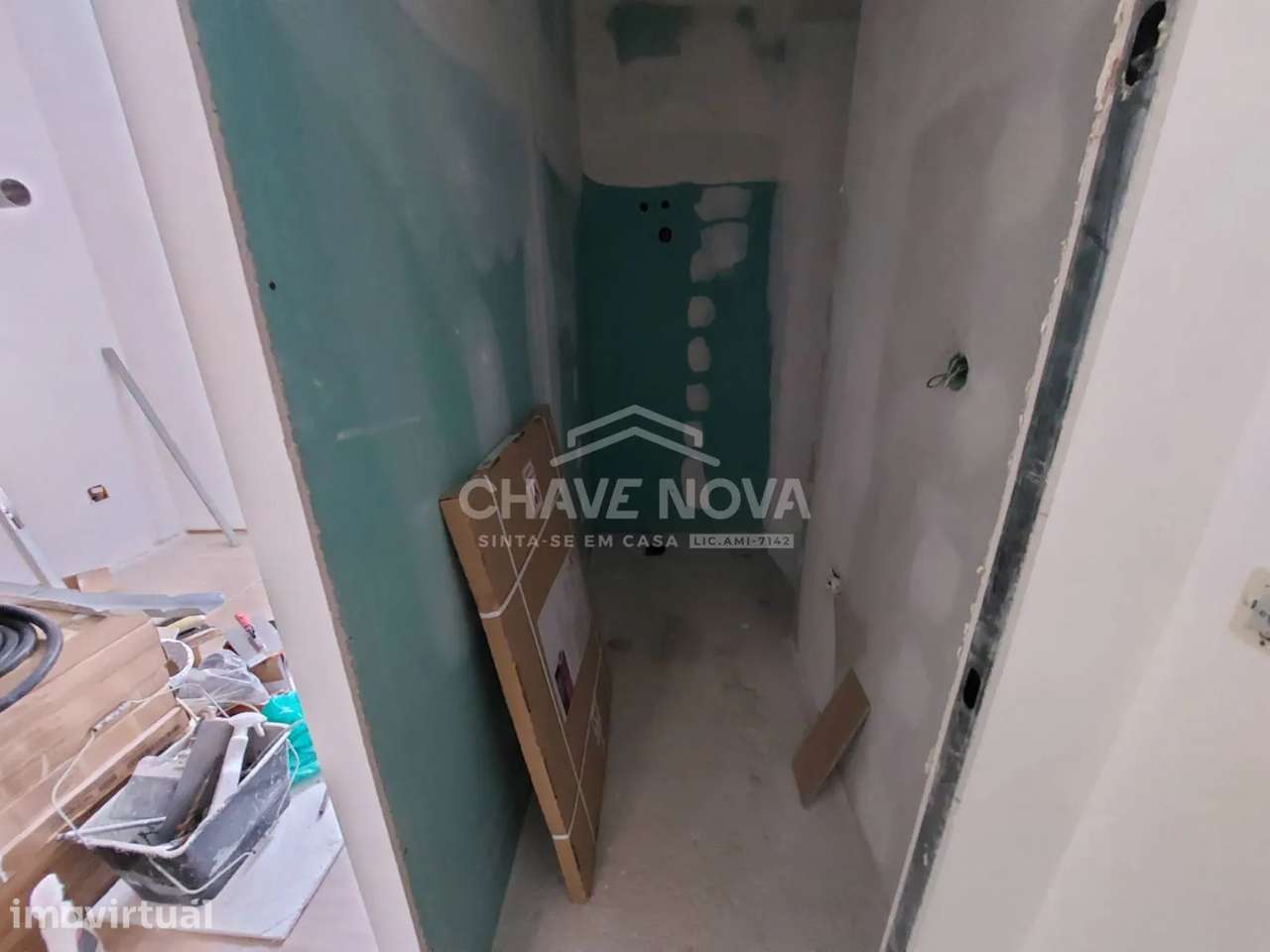 Sete T0s novos para venda em frente á estação do comboio de Valadares - Grande imagem: 4/24