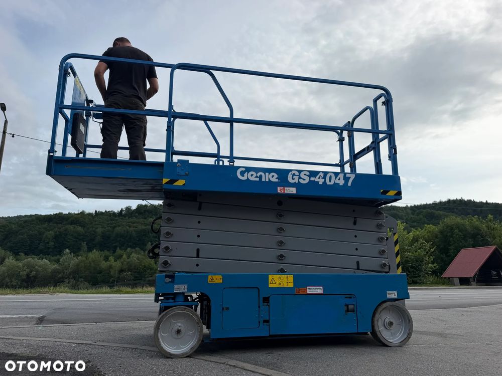 Genie GS-4047. Zwyżka Platforma Nożycowa 14 metrów wysokość robocza. Podnośnik przywieziony z Norwegii praktycznie zerowe zużycie. Pracował w urzędzie komunalnym 1 raz w roku okres świąteczny! Udzwig 380 kg. Rozsuwany Balkon. Sterowanie góra dół. Akumlatory w świetnej kondycji z 2024 roku. Wielka Okazja! - 1