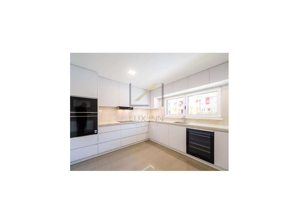 Moradia de Luxo T4 , São Pedro Do Estoril, com Piscina e Garagem - Grande imagem: 5/60
