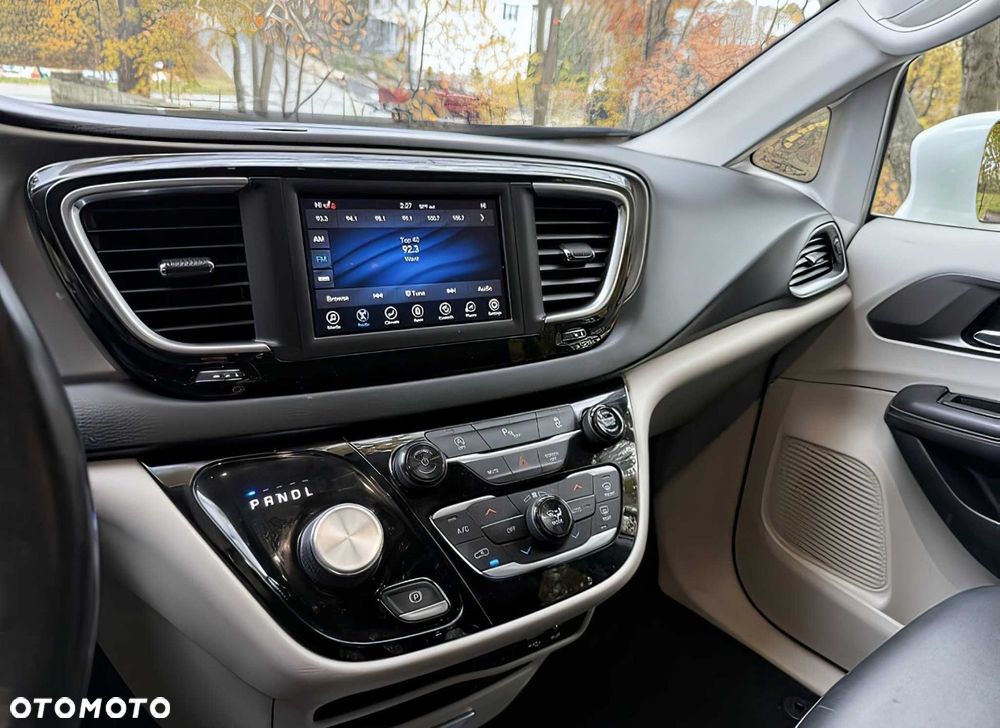 Chrysler Pacifica - 11