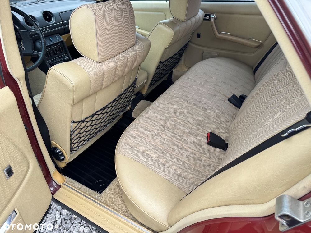 Mercedes-Benz W123 - 30