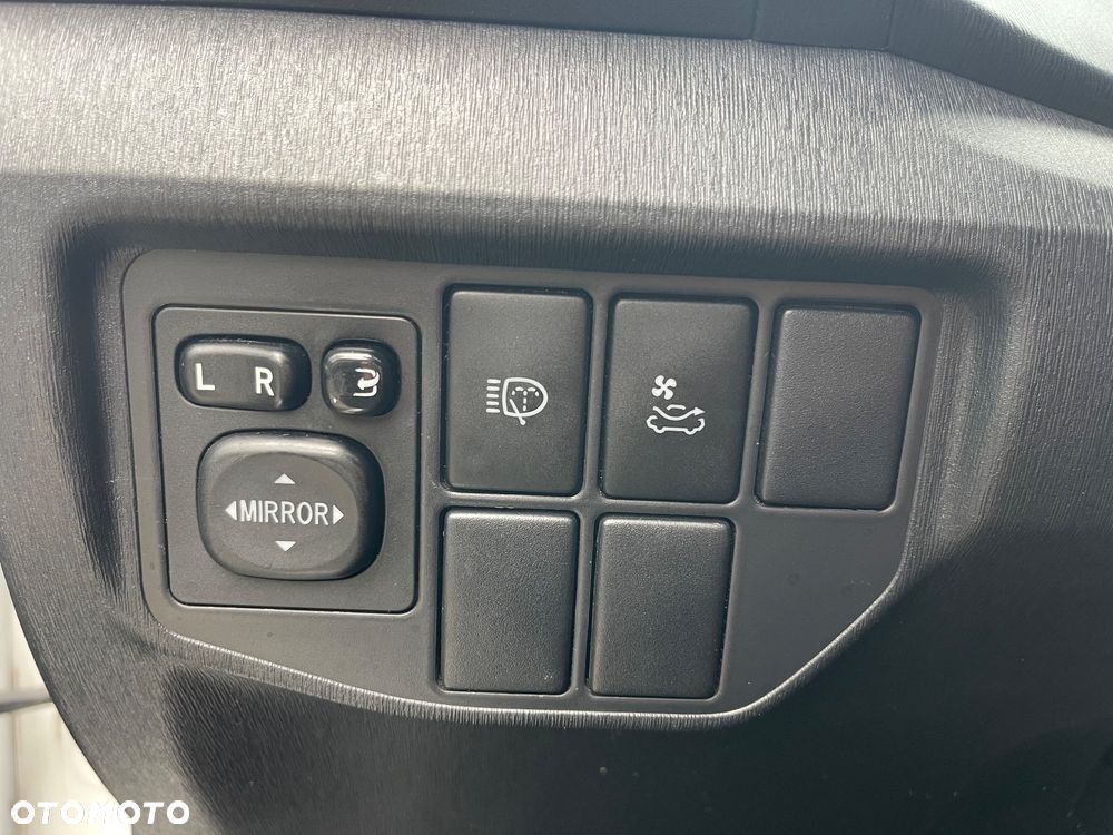 Toyota Prius 1.8 HSD Premium - 29