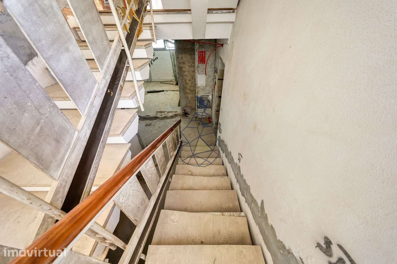 Moradia de 3 pisos com projeto de reabilitação aprovado em Portimão - Grande imagem: 5/60