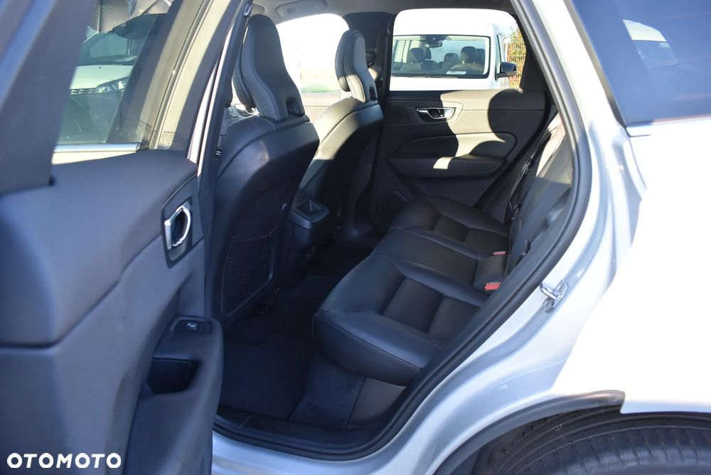 Volvo XC 60 B4 B Momentum Pro - 12