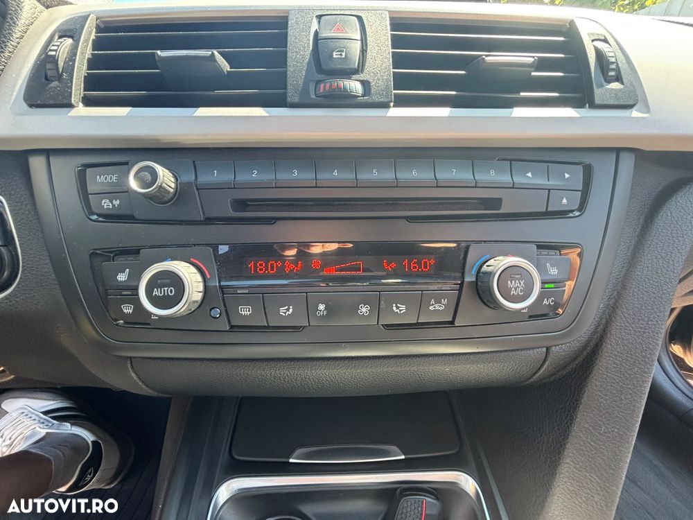 BMW Seria 3 320d Aut. - 32