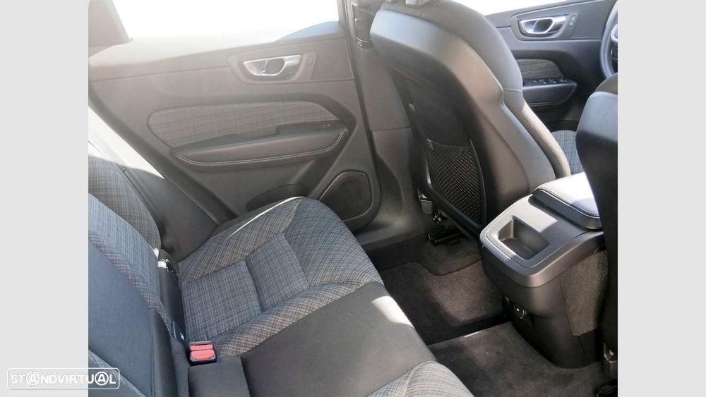 Volvo XC 60 2.0 B4 Momentum Plus - 18